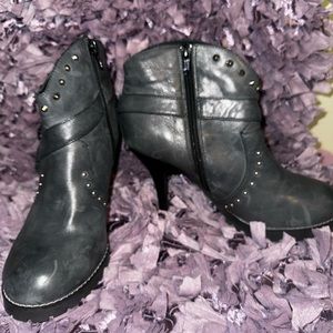 Envy Gray women’s Bootie w/studs. 9m